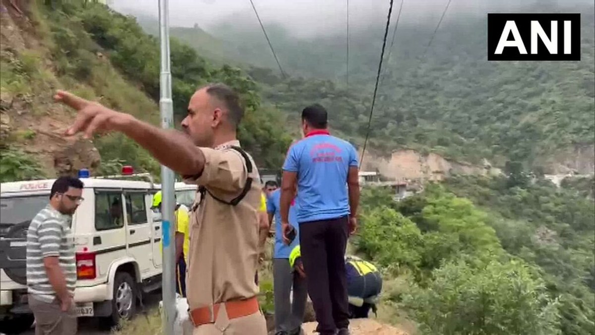 उत्तराखंड में पाली पुलिया के पास टैक्सी गहरी खाई में गिरी, 2 लोगों की मौके पर मौत