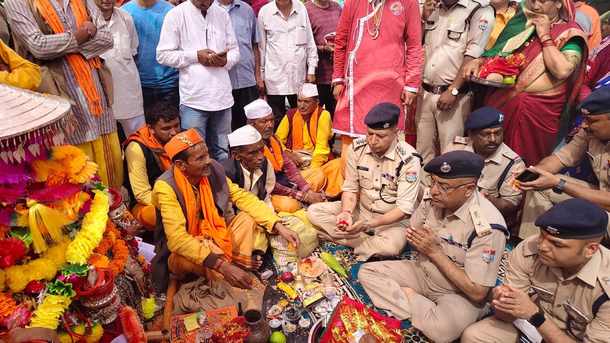 Maa Nanda’s doli reaches Devarada as temple committee, traders honour Chamoli Police service